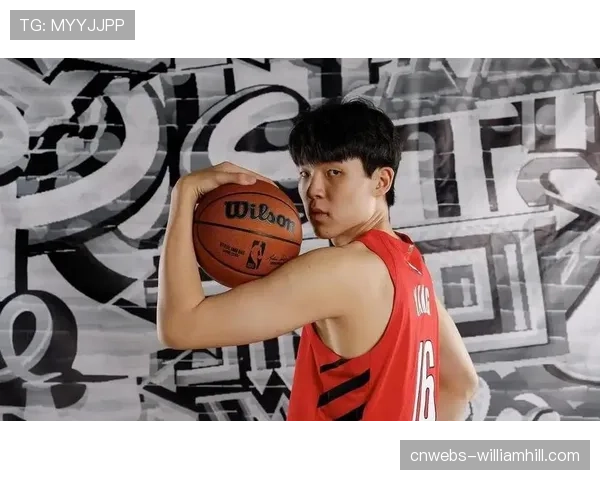 杨瀚森短暂登场收获篮板，中国球员亮相开拓者赛场